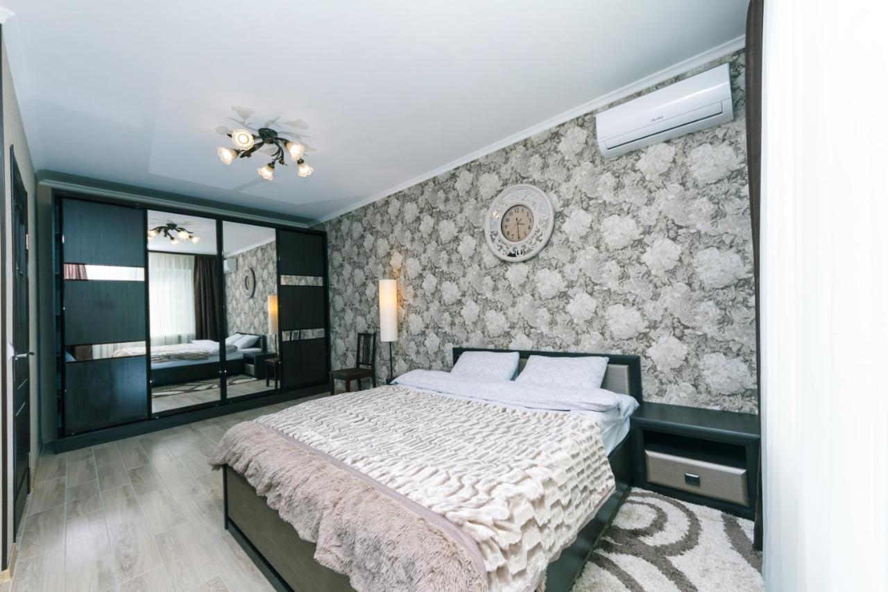 Poznyaky Apartments Patriotika Kiew Exterior foto